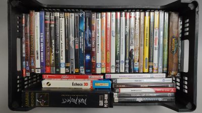 de nombreux DVD rangés dans un boîtier en plastique noir sur une étagère
