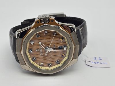 gros plan d'une montre-bracelet sur une surface blanche