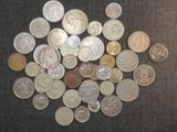 beaucoup de pièces qui sont sur la table