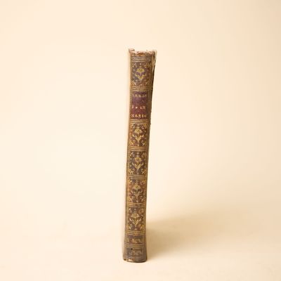 un vieux livre posé sur une table