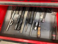 une servante d'atelier sur roulettes FACOM avec son contenu … (photo 4)