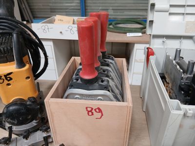 une boîte contenant des outils posée sur une table