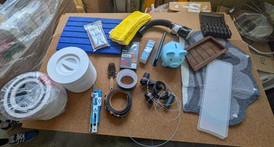 une table sur laquelle se trouvent plusieurs objets