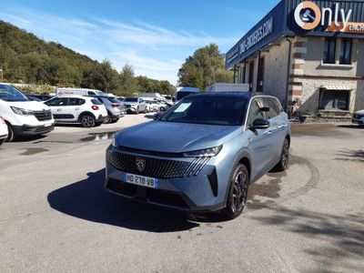 un SUV argenté garé devant un immeuble devant lequel sont garées d'autres voitures