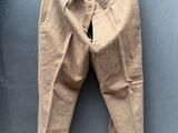 une photo d'un pantalon suspendu à une corde à linge