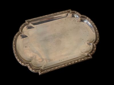 un plateau ancien en argent sur fond noir, avec un fond noir