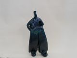 figurine représentant un homme en costume bleu, un pistolet à la main