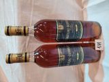deux bouteilles de vin posées l'une à côté de l'autre sur une table