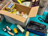 une table sur laquelle se trouvent plusieurs objets