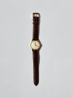 OMEGA . Montre bracelet d'homme, boîtier en métal plaqué or. Cadran cr