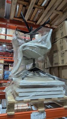 une pile de livres posée sur une palette dans un entrepôt