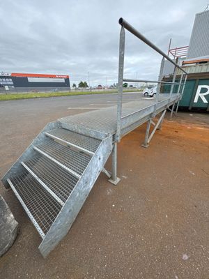 une rampe au bord de la route, à côté d'un camion