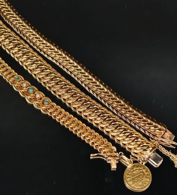 deux chaînes en or ornées de pierres turquoise et une pièce d'or