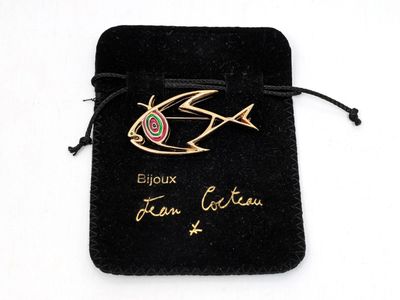 un gros plan sur un petit sac orné d'un poisson