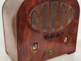 une radio à l'ancienne posée sur une surface blanche
