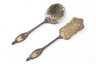 une paire de cuillères anciennes en argent ornées de motifs floraux