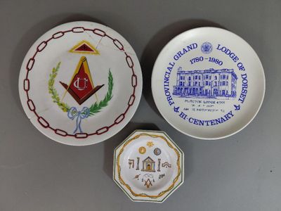 trois assiettes à motifs différents posées sur une table