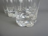 quatre verres alignés sur une table
