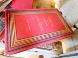 une pile de livres posée sur une table