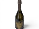 une image d'une bouteille de champagne sur fond blanc