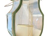 une lanterne verte suspendue au plafond sur fond blanc
