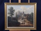 une peinture à l'huile représentant une scène de village, posée sur un chevalet, sur fond bleu