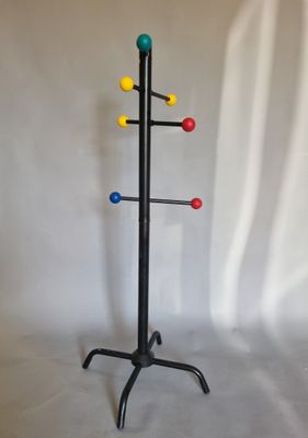 une photo d'un porte-manteau multicolore