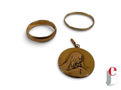 deux bagues et une bague sur laquelle est représenté un chien