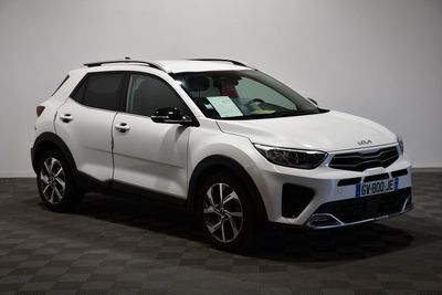 un 4x4 blanc garé dans une pièce au sol en damier