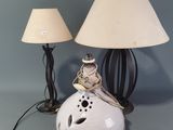 deux lampes placées l'une à côté de l'autre sur une table