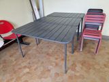 deux chaises et une table dans une pièce