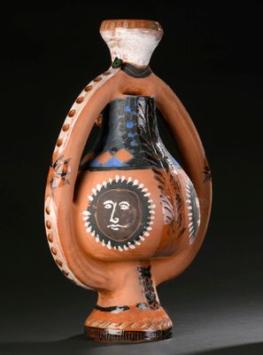 une image représentant un vase sur lequel est peint un visage