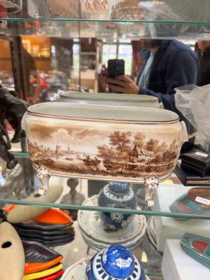 une vitrine en verre surmontée d'un bol