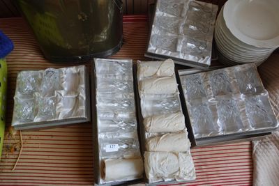 plusieurs plateaux de nourriture posés sur une table recouverte de papier d'aluminium