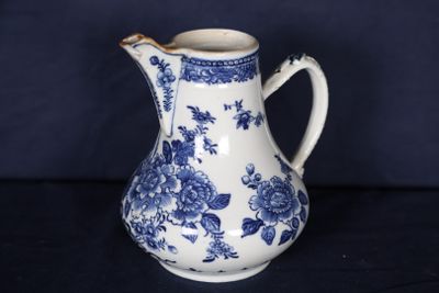 Petite verseuse en porcelaine à décor en bleu sous couverte