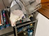 une machine posée sur un comptoir