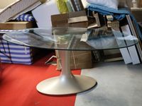 Table, le piètement en métal laqué doré et le plateau ovale … (photo 2)
