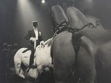 une photo en noir et blanc d'un homme à cheval
