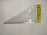 un triangle en plastique contenant une règle