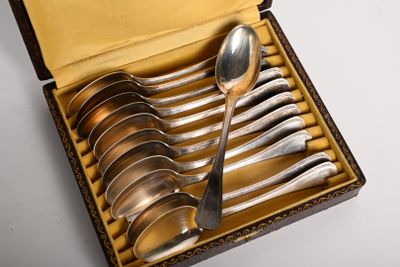 six cuillères en argent dans une boîte avec un étui en cuir
