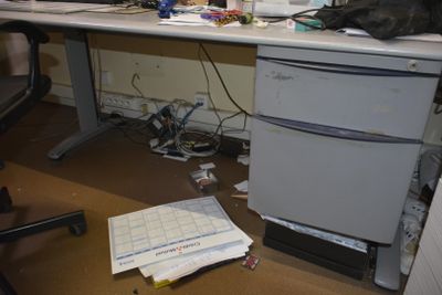 Sur désignation. Bureau mélaminé, retour d'angle gauche, en l'état. A 