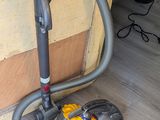 un aspirateur posé sur le sol à côté d'un mur