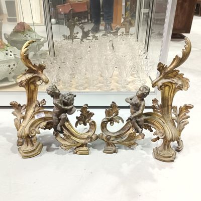 Paire de chenets à décor de putti sculpteurs