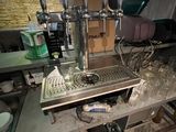 une photo d'une machine à café dans un café