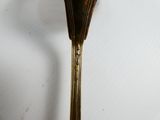 une cuillère ornée d'une fleur, posée sur un fond blanc