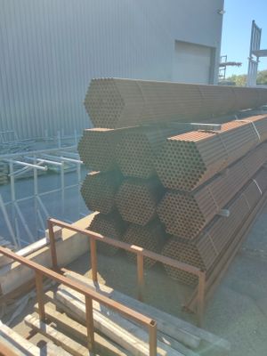 un gros tas de bois posé contre le mur d'un immeuble