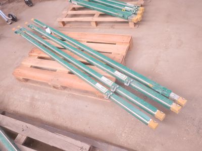Plusieurs palettes en bois sont empilées les unes sur les autres à même le sol