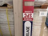 une boîte en carton sur laquelle est accrochée une étiquette, posée sur une palette