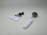 deux petits objets posés sur une table