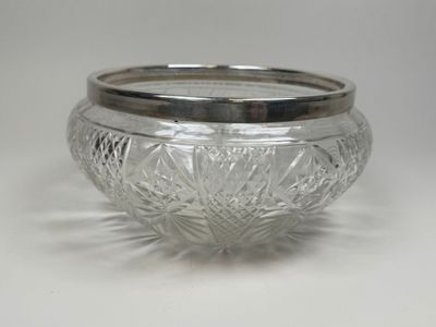 une image représentant un bol en verre posé sur une surface blanche